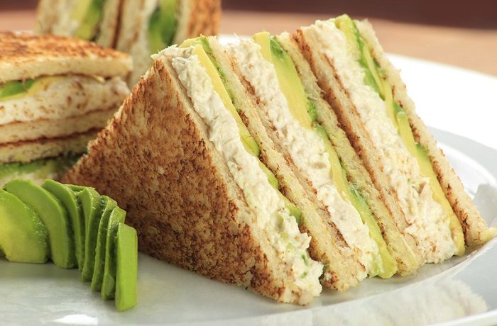 Receta de Sándwich de Pollo y Palta: Un Clásico Chileno Reconfortante