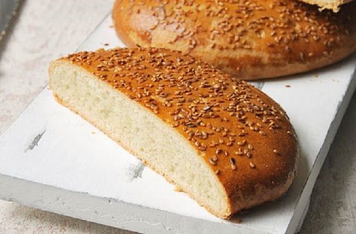 Pan Tunecino de Sémola: Crujiente y Dorado con Toque de Sésamo