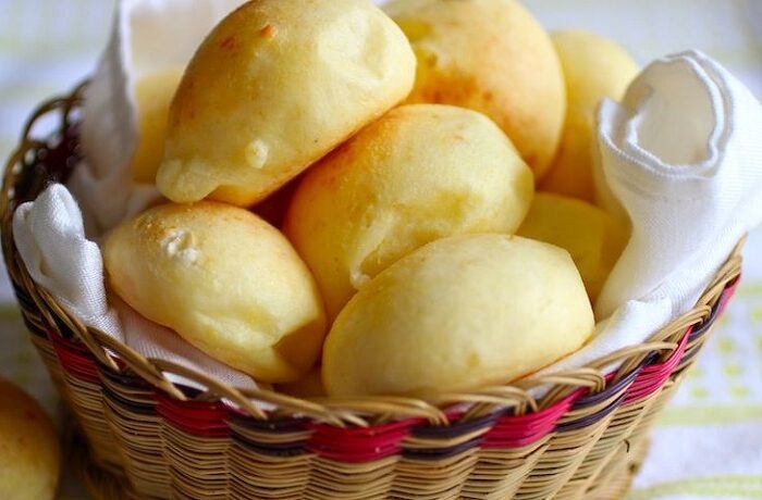 Receta de Pandebono Colombiano: Delicioso Bollo de Yuca y Queso