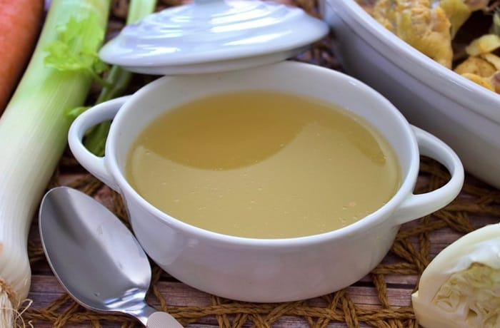 Caldo de pollo casero