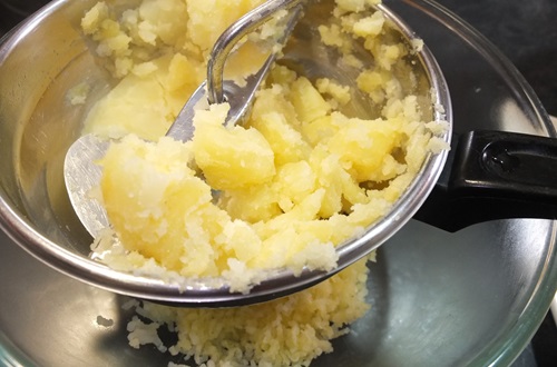 Moliendo papas para puré Moliendo papas para puré
